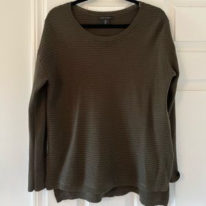 Long sleeve sweater with button detail on back